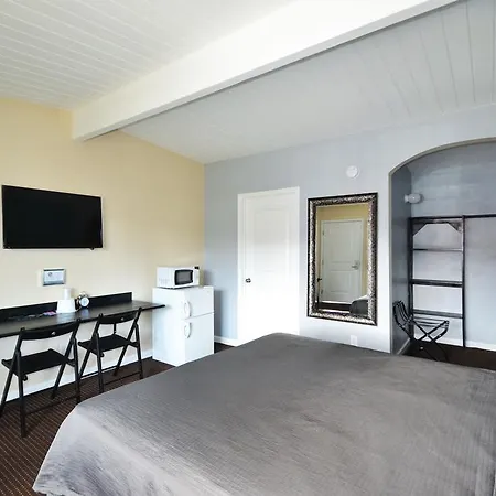 Lodge At 32Nd-2